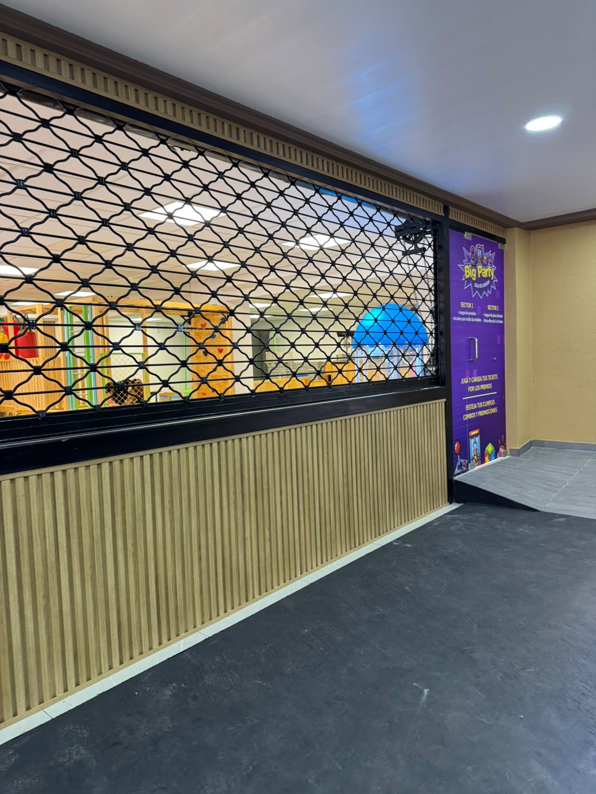 Local de entretenimiento con revestimiento de madera