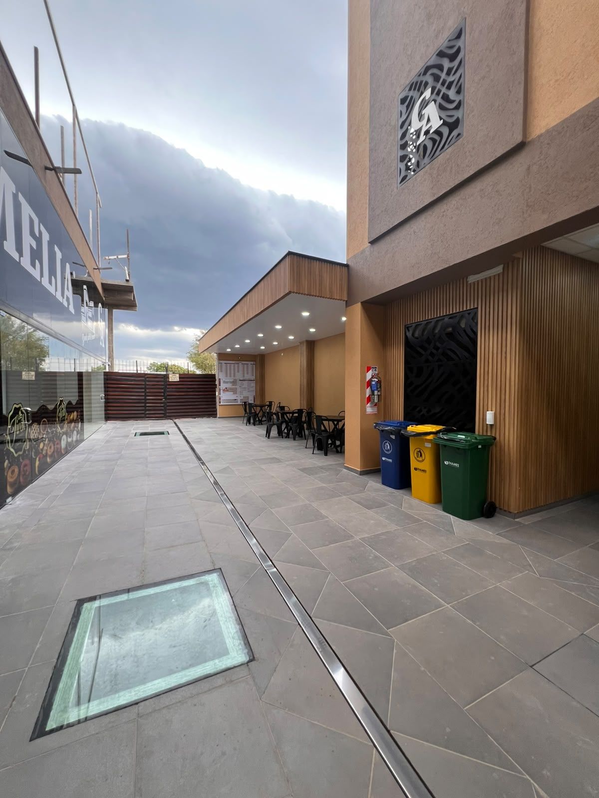 Ingreso de la galería con piso de baldosas y patio exterior