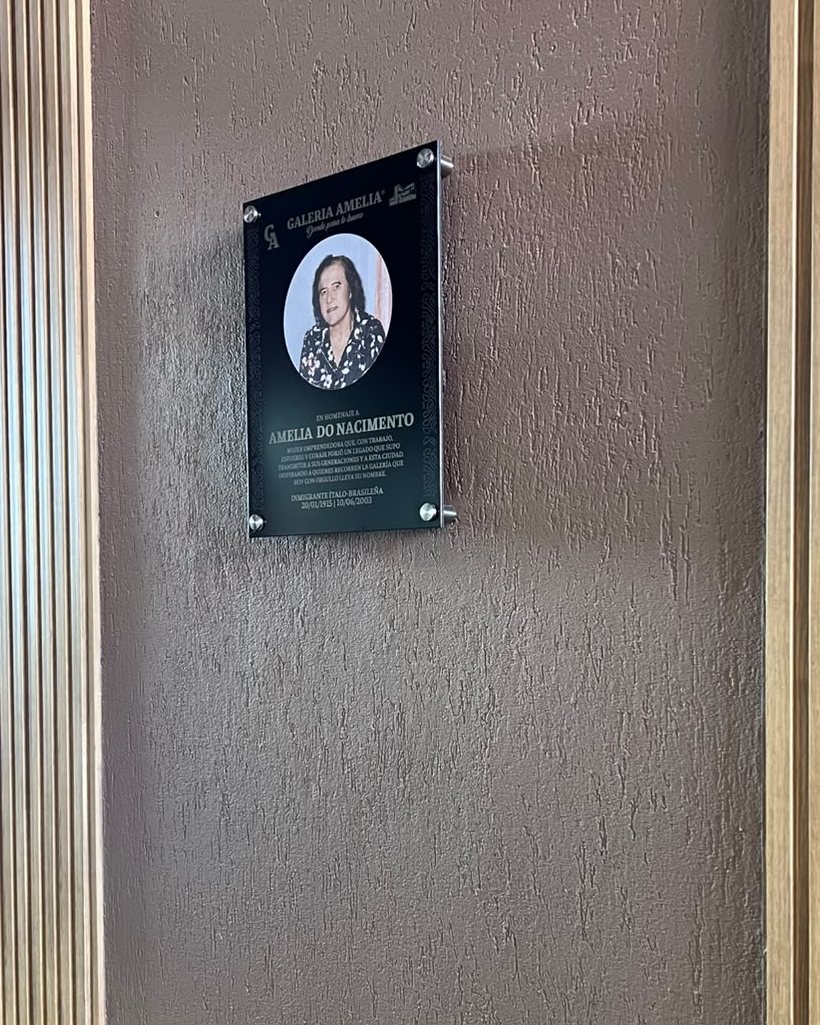 Placa de homenaje a Amelia do Nacimento en la galería